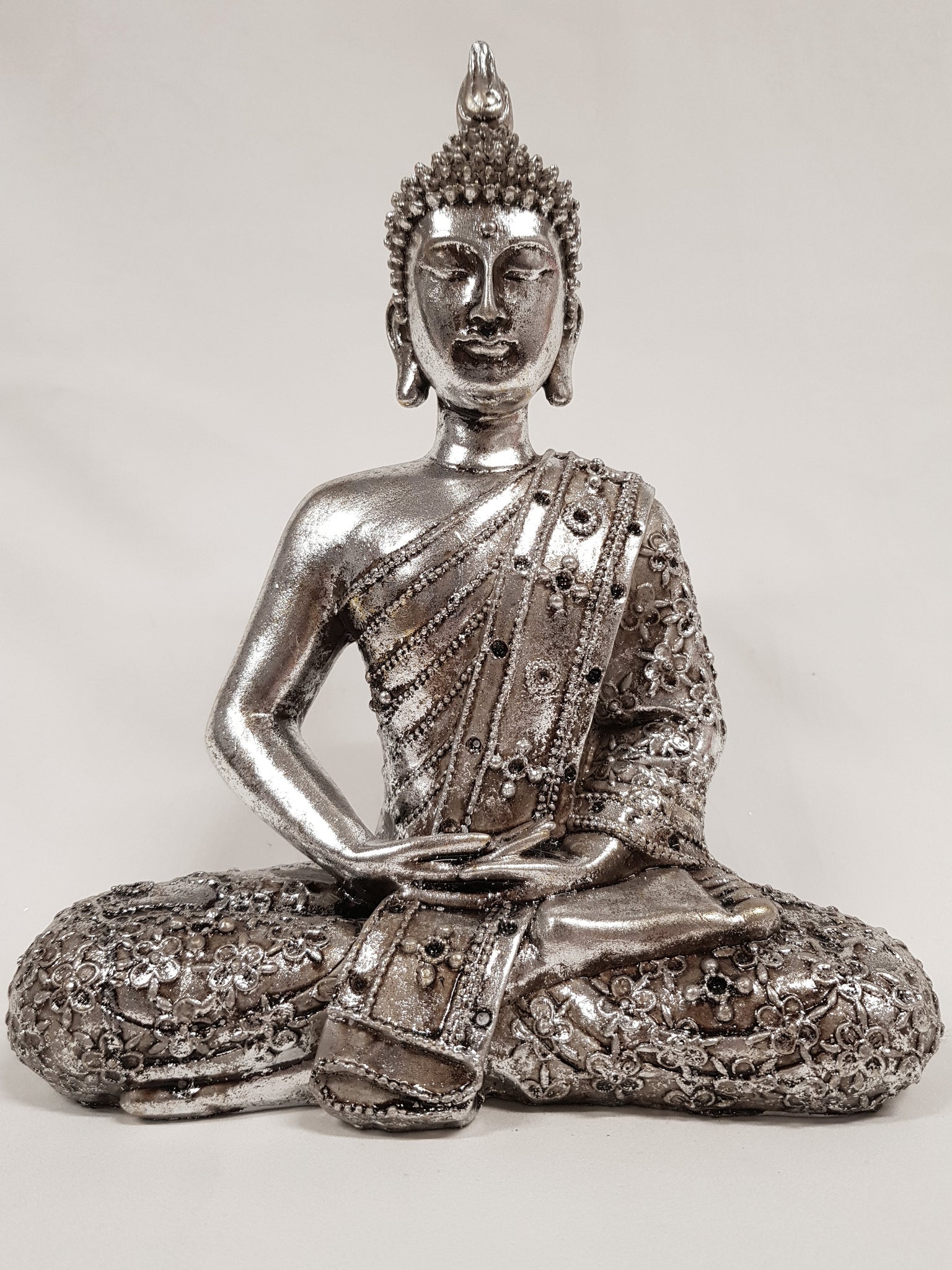 Buddha i sølvfarvet polystyren.