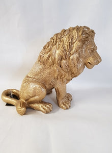 Løve siddende i guld farve